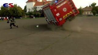 Feuerwehrfahrzeug kippt bei Übung durch zu hohe Geschwindigkeit um  Ansicht 2 [upl. by Laroc46]