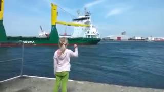 Menina se assusta com buzina do barco  Vídeos engraçados [upl. by Nnayllehs]