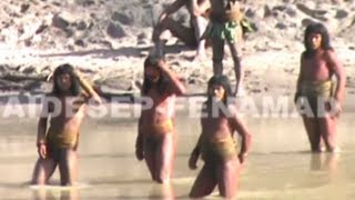 Lost Peruvian tribe make first contact [upl. by Normak]